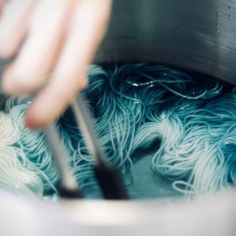 Ruimtelijke textielsculpturen: hoe vezels en draad het platte vlak verlaten
