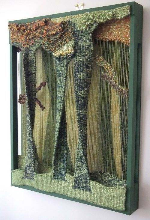 Driedimensionaal textielkunstwerk met geweven draden en reliëf